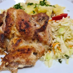 Pulpă de pui dezosata la gratar cu cartofi taranesti si salata de varza/ gogosari/ sfecla rosie