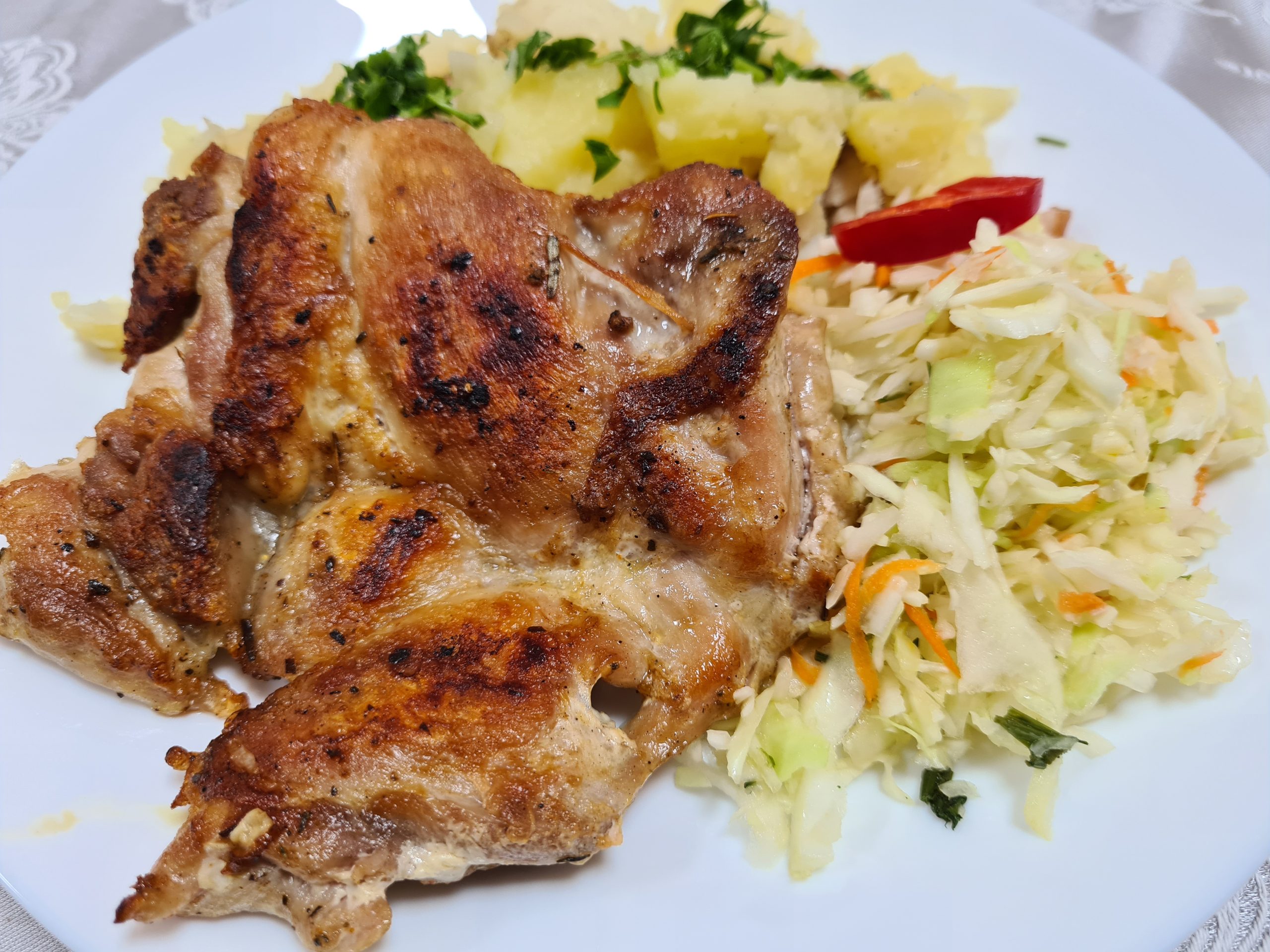 Pulpă de pui dezosata la gratar cu cartofi taranesti si salata de varza/ gogosari/ sfecla rosie