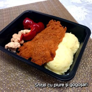 Șnitel de pui cu piure de cartofi și salată de varză/ muraturi/gogosari