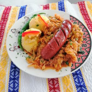 Varză călită cu (cârnaţi),/ pulpa de pui, mămăliguţă şi cimbru