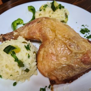Pulpa de pui la cuptor cu piure de cartofi si salata de varza/ muraturi