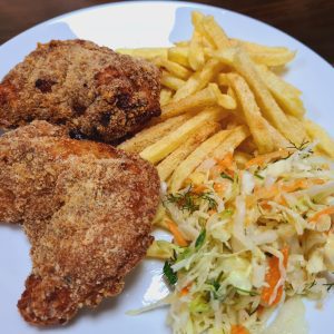 Aripioare de pui la cuptor cu salata asortata