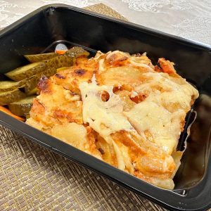 Musaca cu carne si salata de muraturi