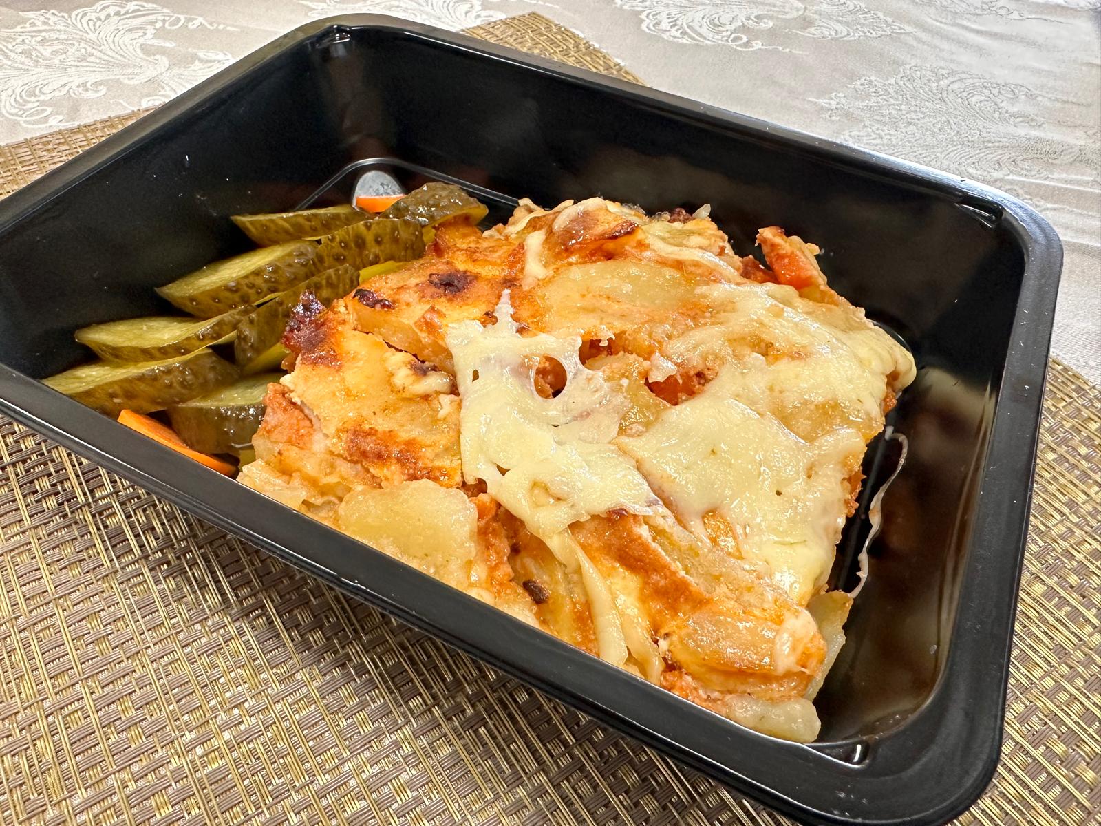 Musaca cu carne si salata de muraturi