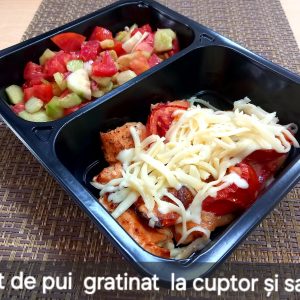 piept de pui gratinat la cuptor cu rosii, cascaval si salata de rosii cu castraveti si ceapa