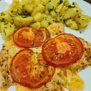 piept de pui gratinat la cuptor cu rosii, cascaval si salata de rosii cu castraveti si ceapa
