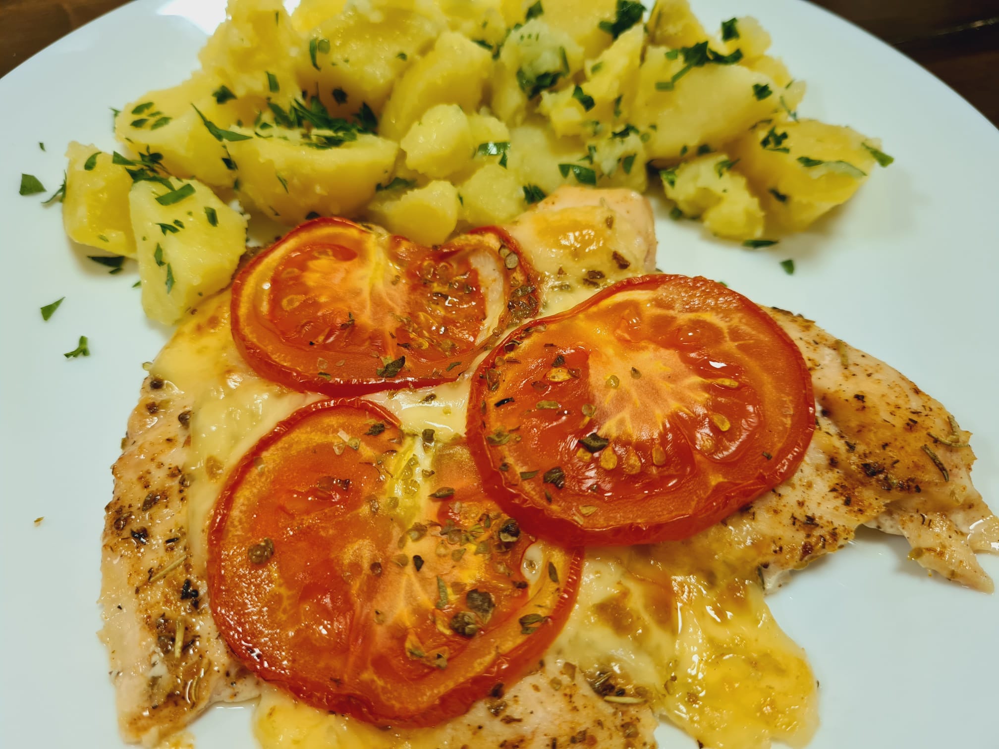 piept de pui gratinat la cuptor cu rosii, cascaval si salata de rosii cu castraveti si ceapa