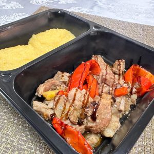 Tigaie rapida cu ceafa de porc, ardei rosu si mamaliguta