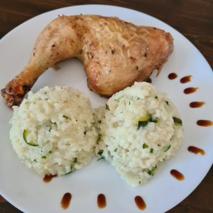 Pulpa de pui la cuptor cu orez si muraturi/ salata devarza murata