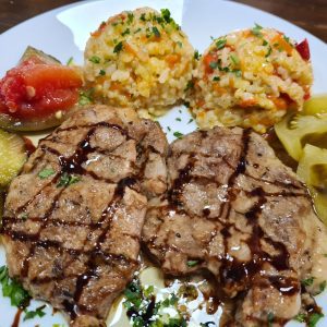 Ceafa la cuptor cu orez si salata de sfecla rosie/ de varza/ muraturi