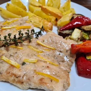Piept de pui in sos de lamaie si salata de rosii