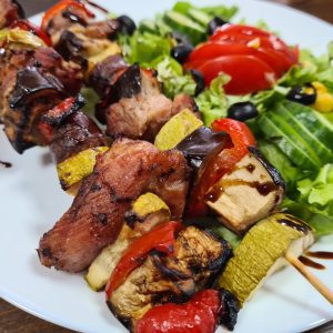 Frigarui de purcel si salata asortata