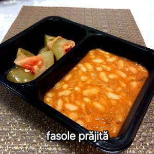 Fasole prajita cu ciolan dezosat si muraturi asortate