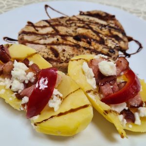 Cotlet la gratar si salata de rosii si telemea