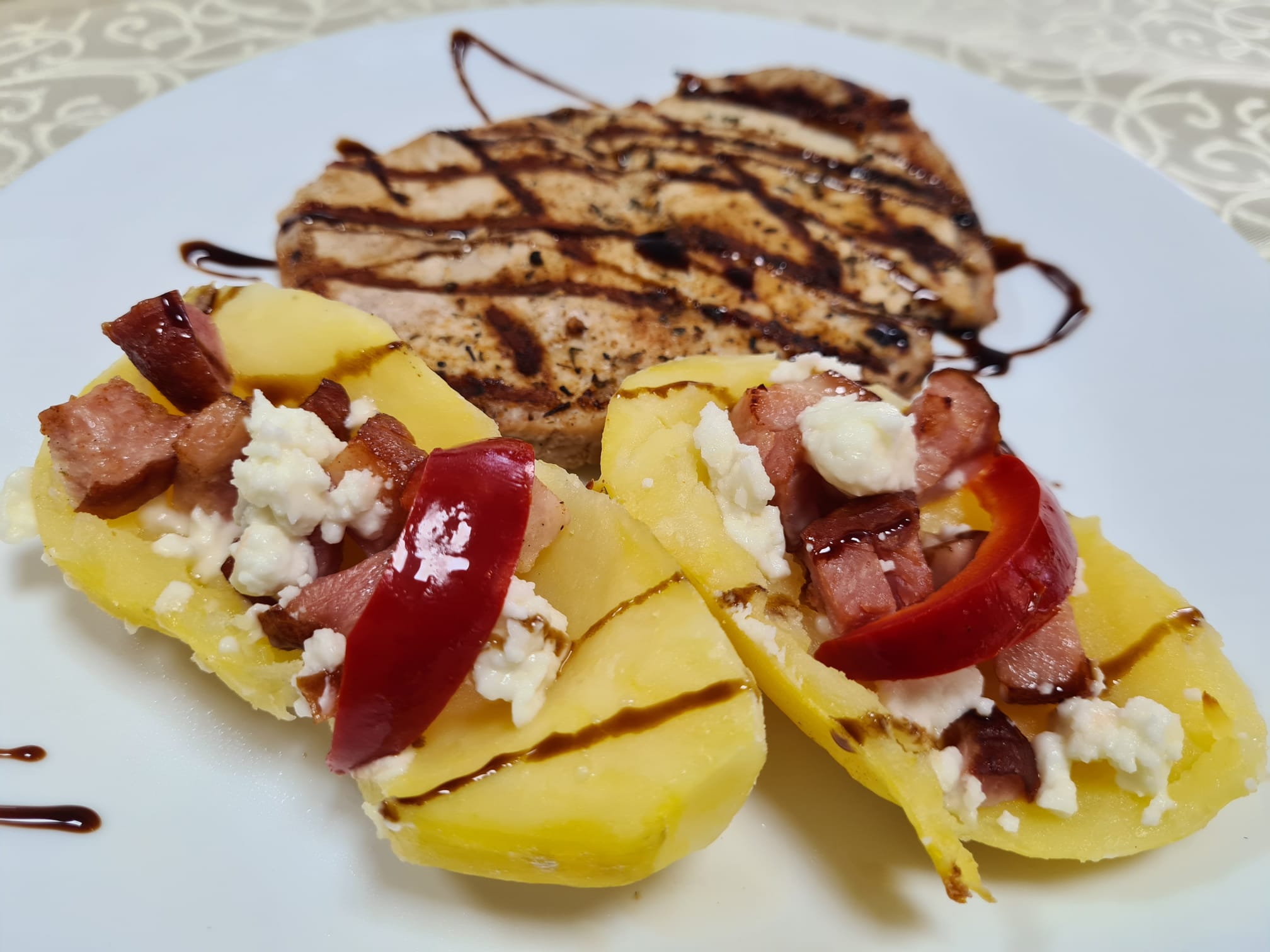 Cotlet la gratar si salata de rosii si telemea
