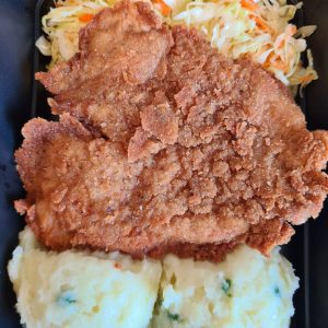 Snitel de pui crocant cu piure de cartofi si salata de varza/ muraturi