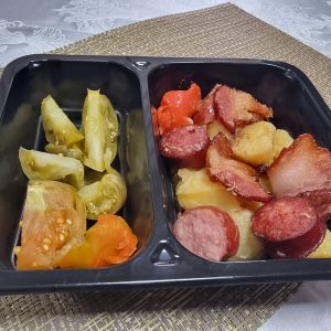Cartofi la ceaun cu kaizer, carnati , ardei rosu si mamaliguta