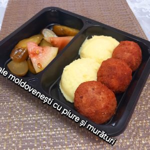 Pârjoale moldovenești cu piure de cartofi și salată de varză murata