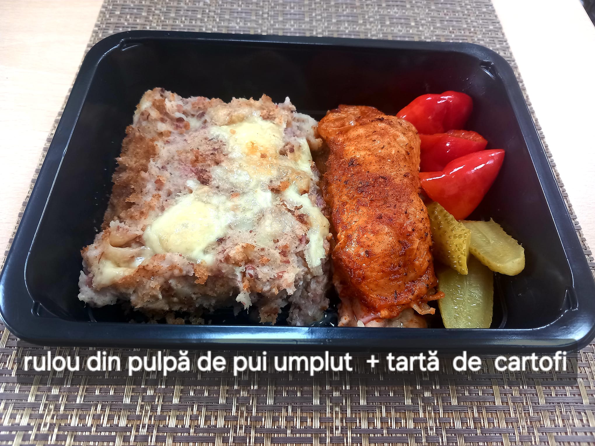 Rulou din pulpa de pui si tarta de cartofi