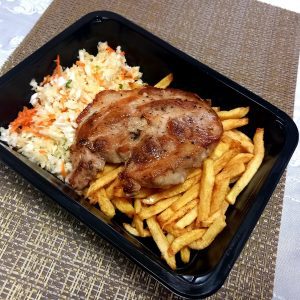 Ceafa la gratar cu cartofi prajiti si salata de varza/ muraturi