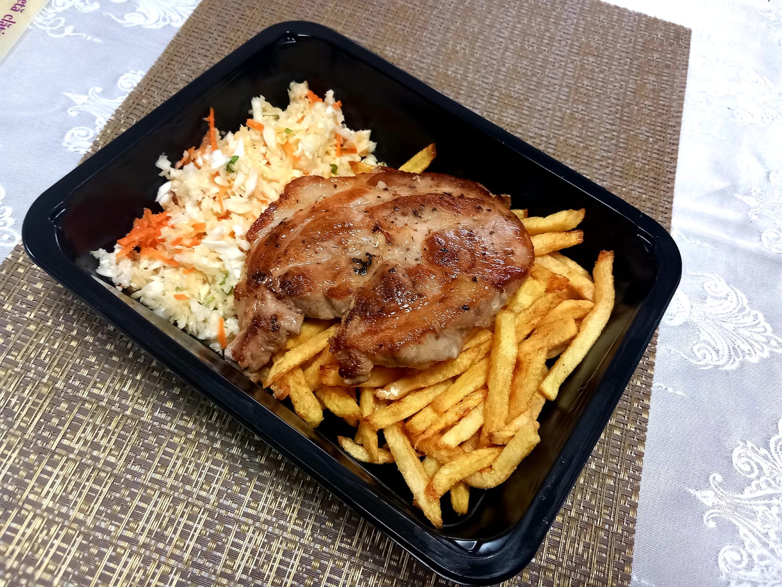 Ceafa la gratar cu cartofi prajiti si salata de varza/ muraturi